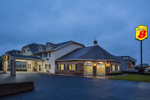 Exterior view - Super 8 Hotel Reedsburg