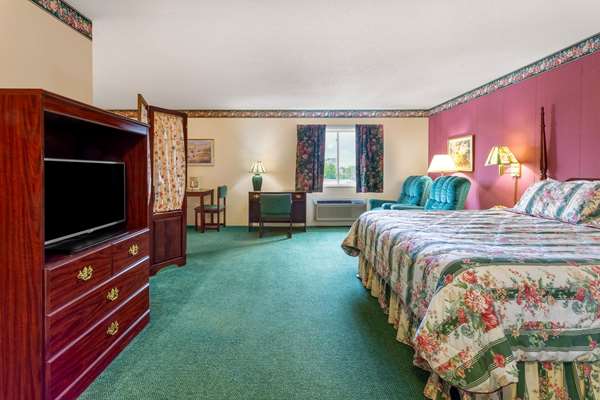Suite - Super 8 Hotel Reedsburg