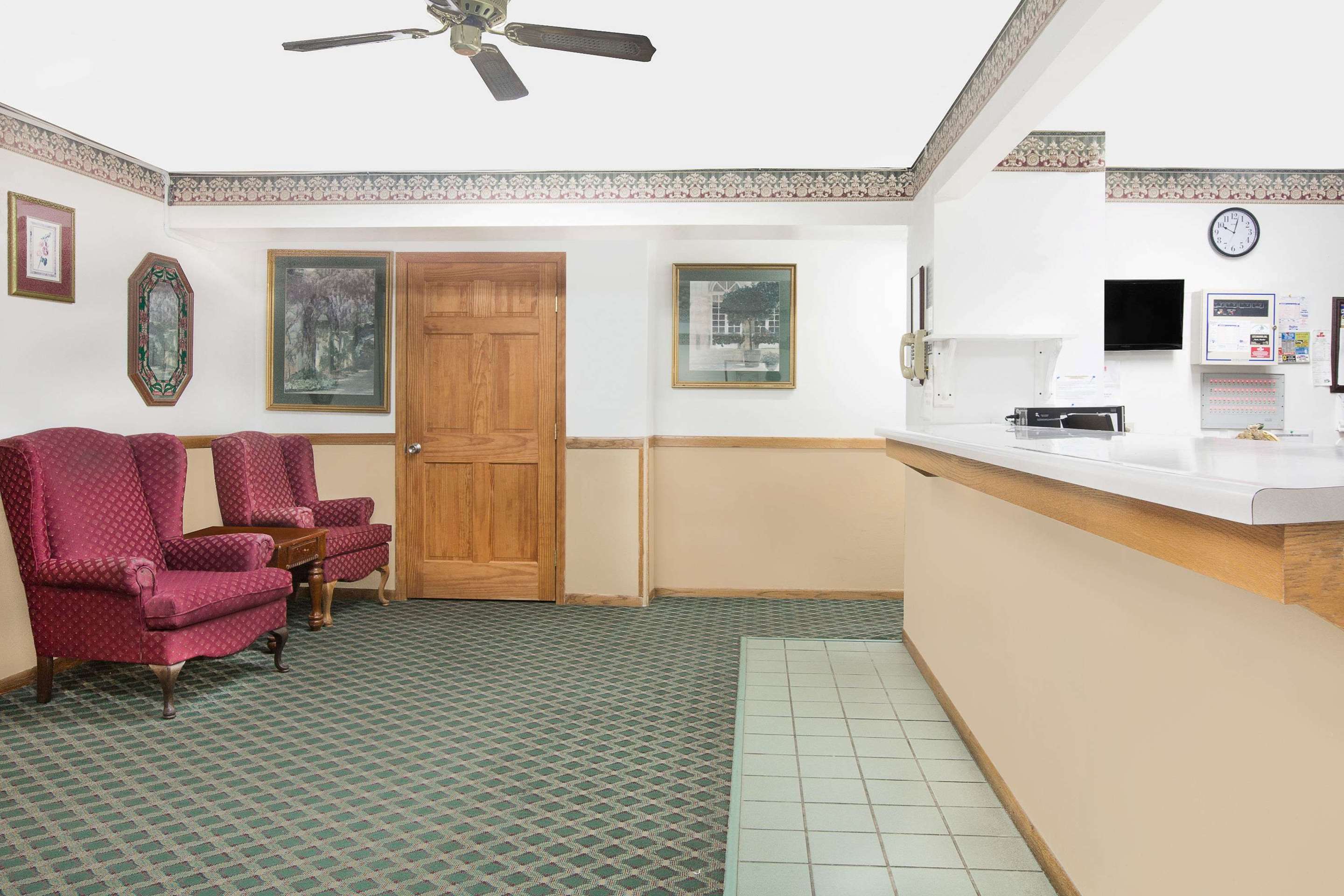 Lobby | Super 8 by Wyndham Chillicothe