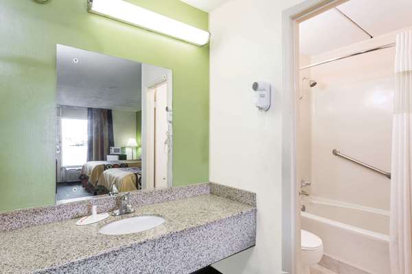  - Super 8 Motel Tifton - I-75, Exit 63A