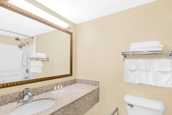  - Travelodge Lima - I-75, Exit 125