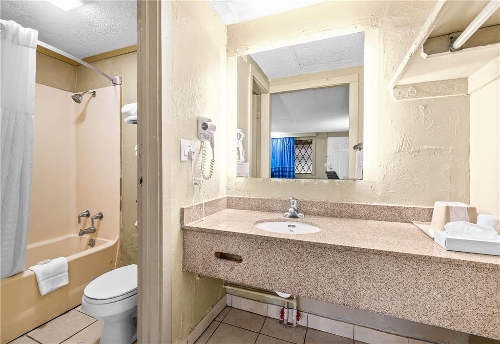SUPER 8 BY WYNDHAM LANTANA WEST PAL-guestroom-Guest Room,Bathroom,On-Site.jpg