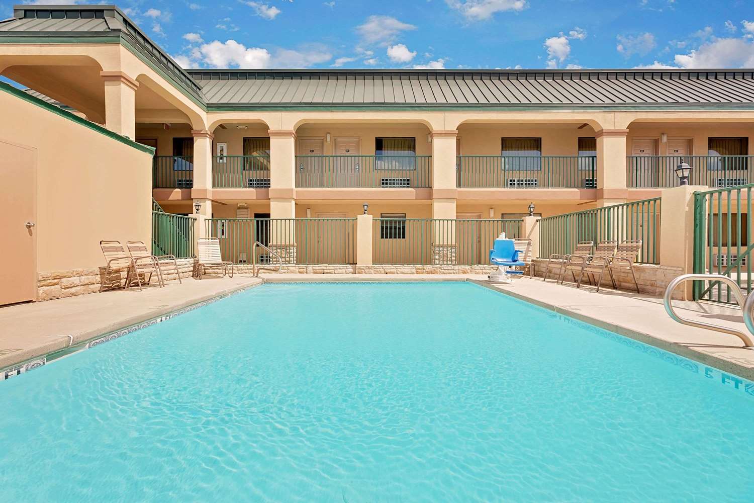 Super 8 Hotel Byron, GA See Discounts