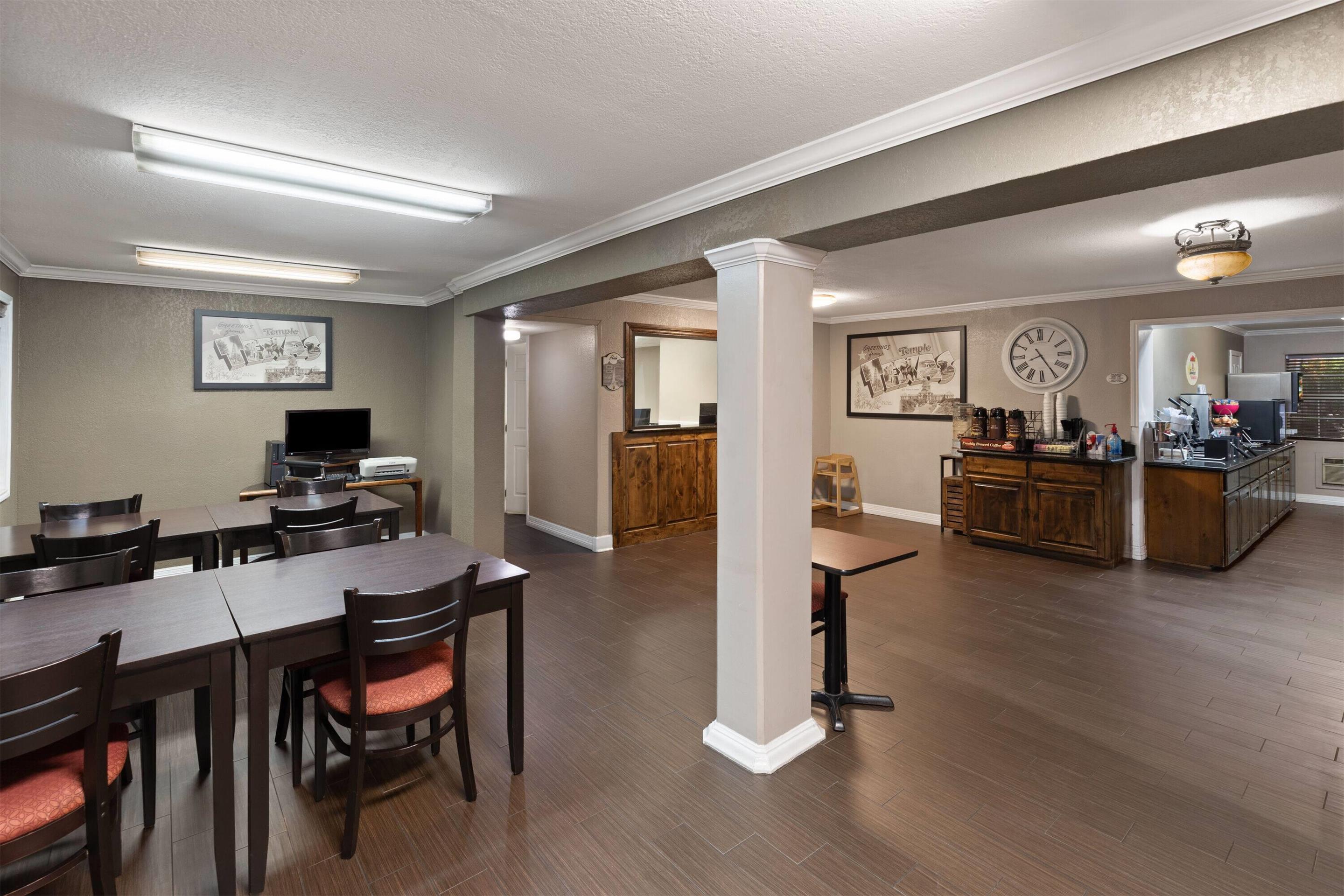 Lobby | Super 8 by Wyndham Temple