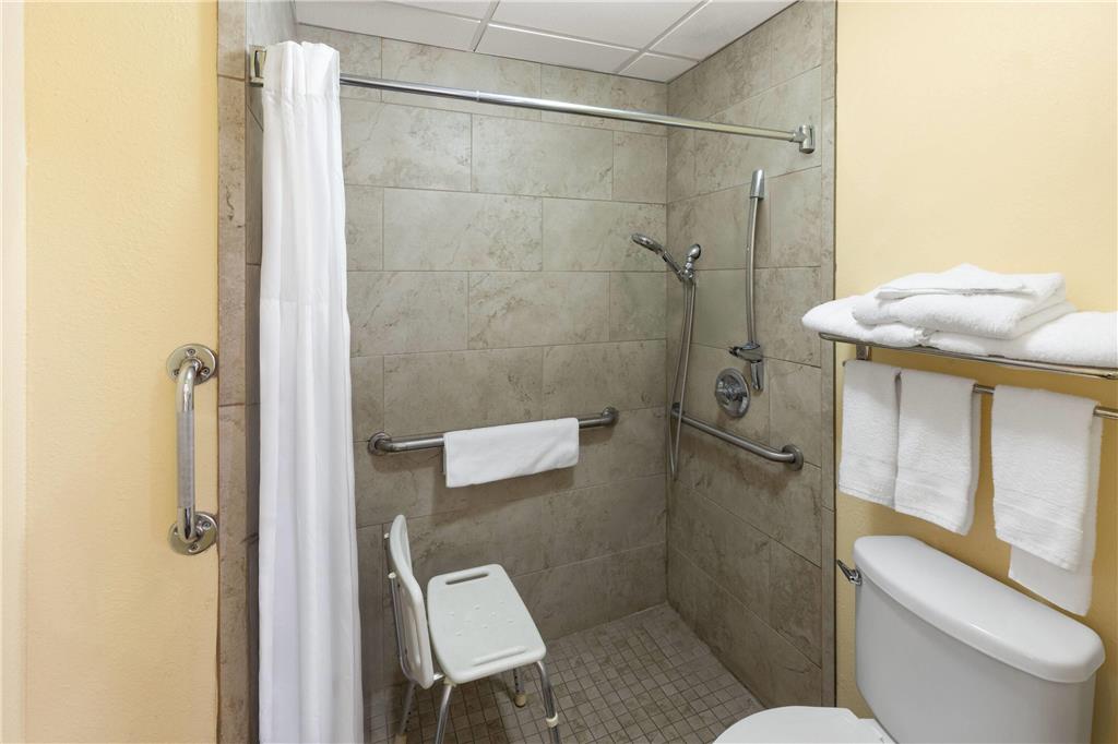 SUPER 8 BY WYNDHAM TEMPLE-guestroom-Guest Room,Bathroom,Shower,Accessibility,On-Site.jpg