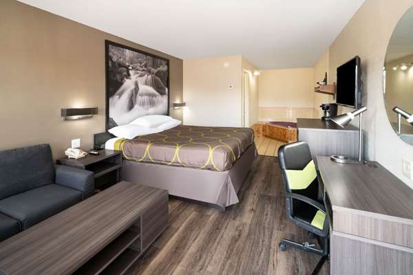 Suite - Super 8 Motel Berham Drive Cleveland - I-75, Exit 27