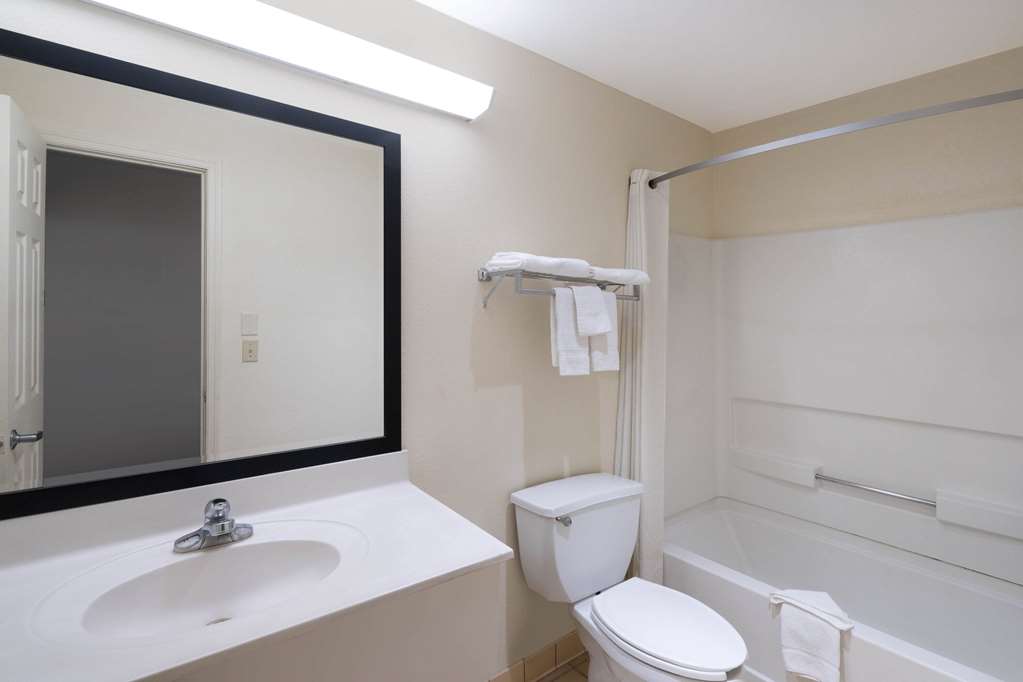 SUPER 8 BY WYNDHAM CLEVELAND-guestroom-Guest Room,Bathroom,On-Site.jpg