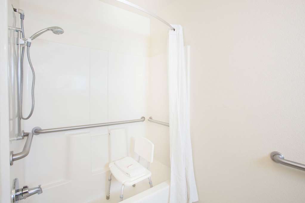SUPER 8 BY WYNDHAM YUMA-guestroom-Guest Room,Bathroom,Accessibility,On-Site.jpg