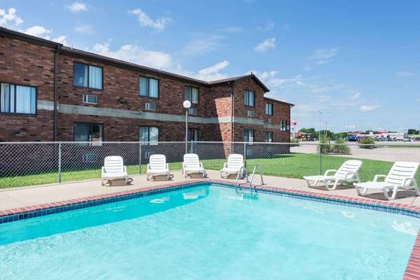 Pool - Super 8 Hotel Independence