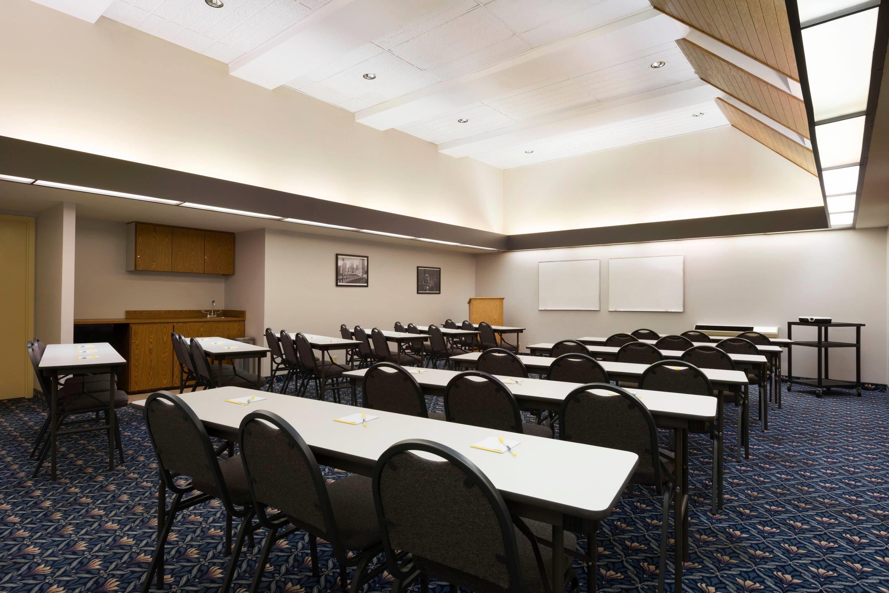 Meeting Room | Days Hotel by Wyndham University Ave SE