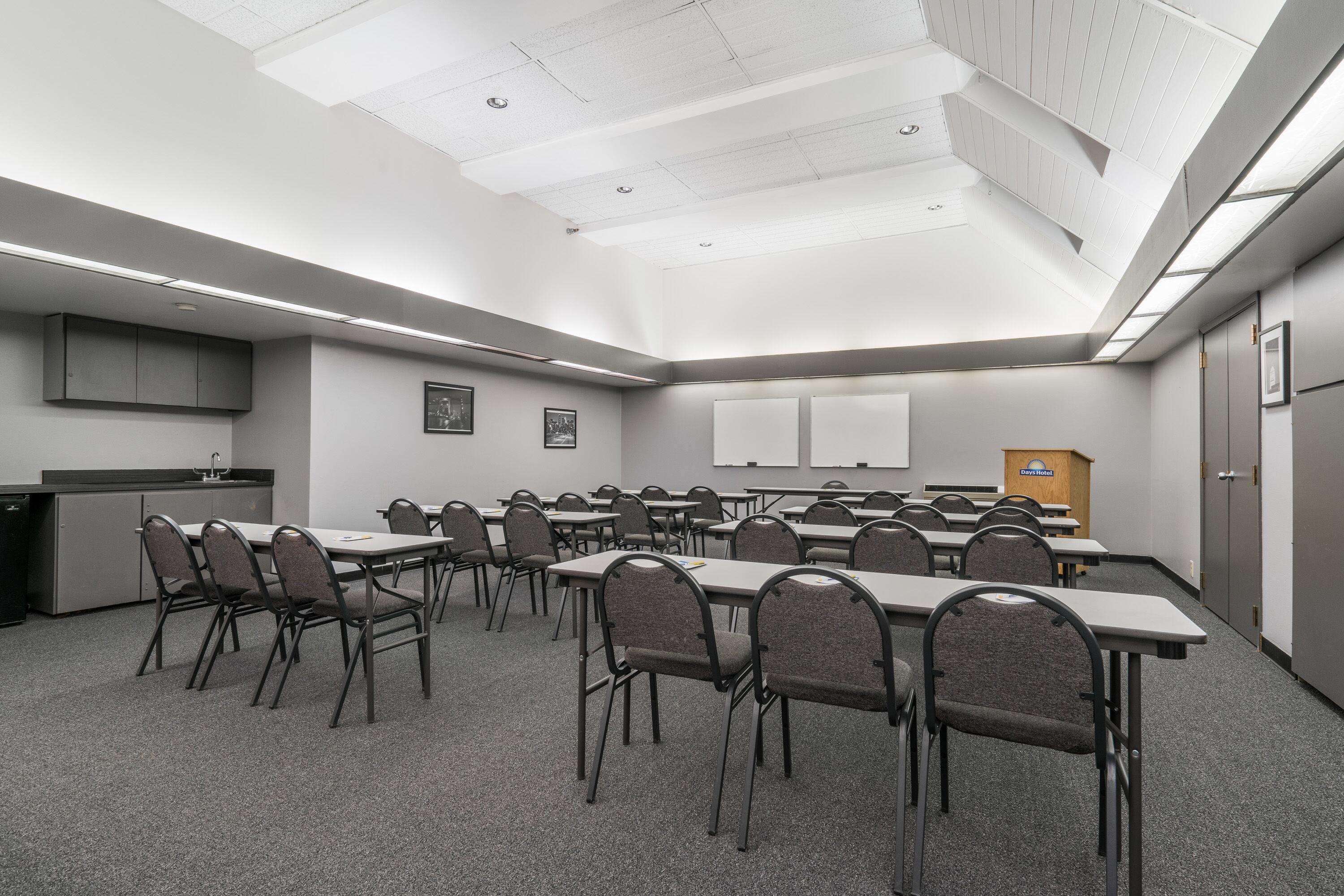 Meeting Room | Days Hotel by Wyndham University Ave SE