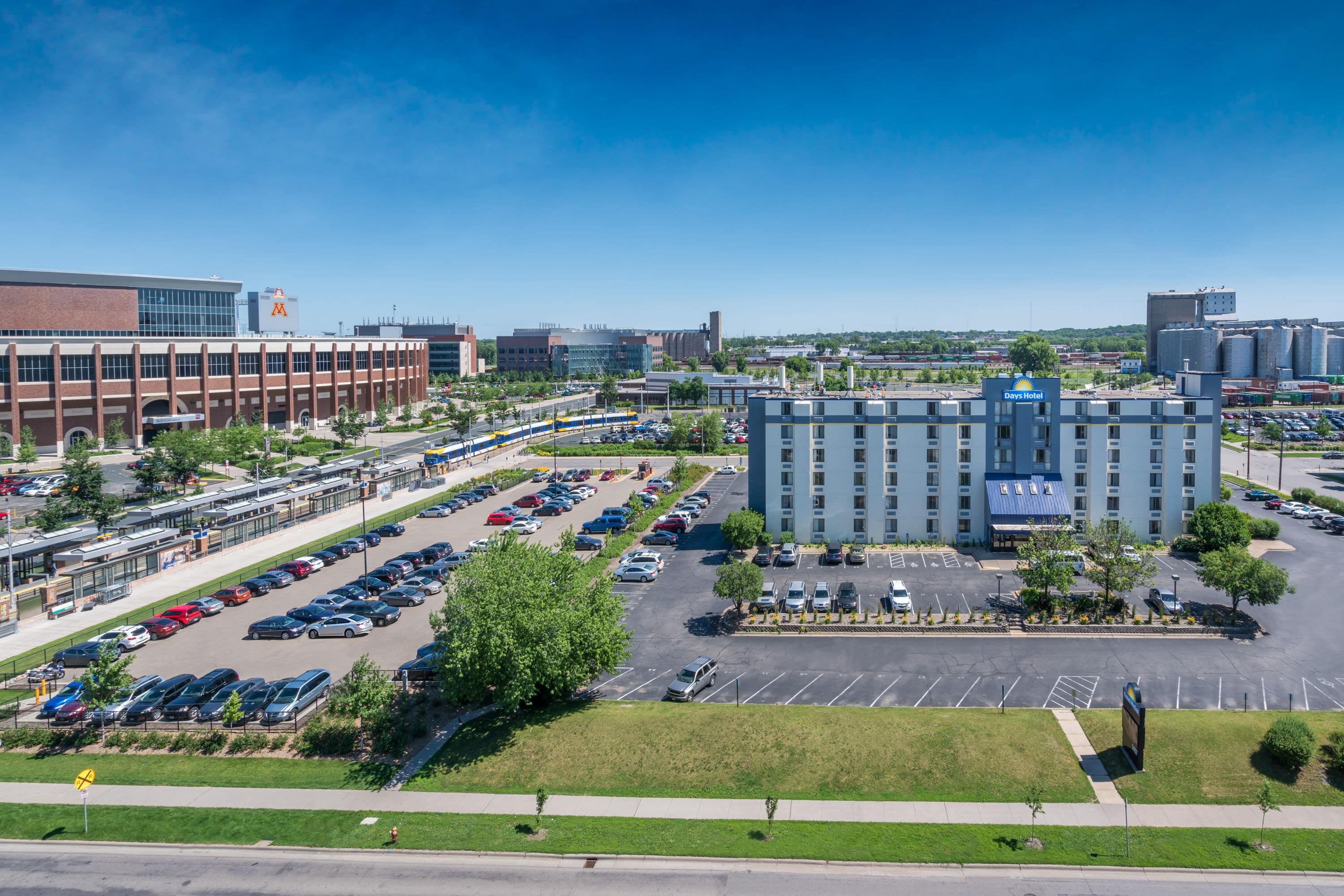 Exterior | Days Hotel by Wyndham University Ave SE