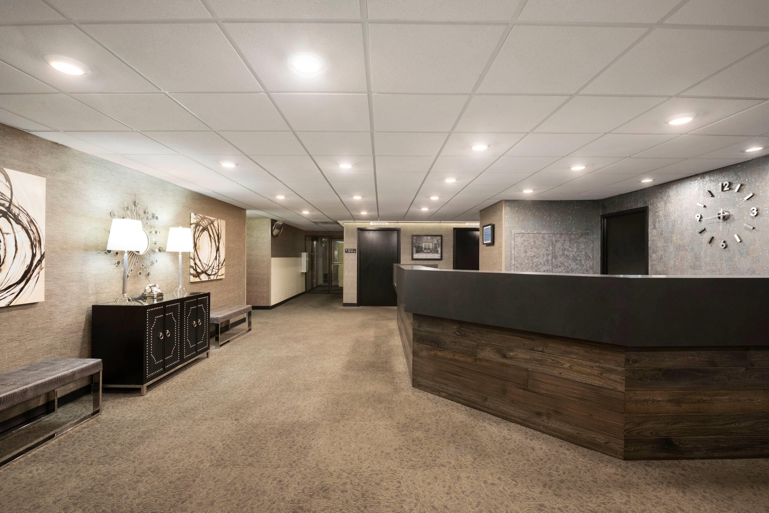 Lobby | Days Hotel by Wyndham University Ave SE