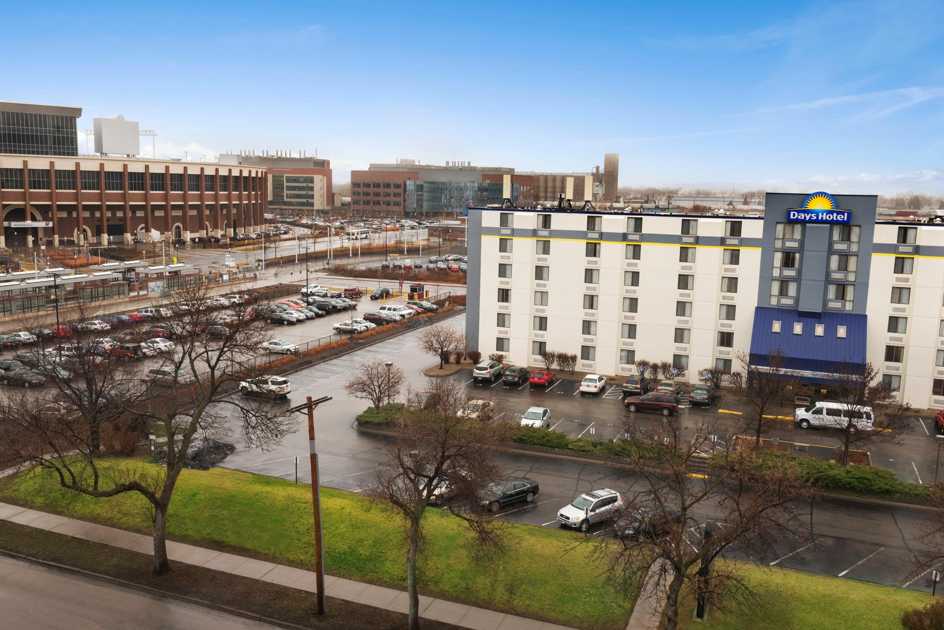 Exterior | Days Hotel by Wyndham University Ave SE