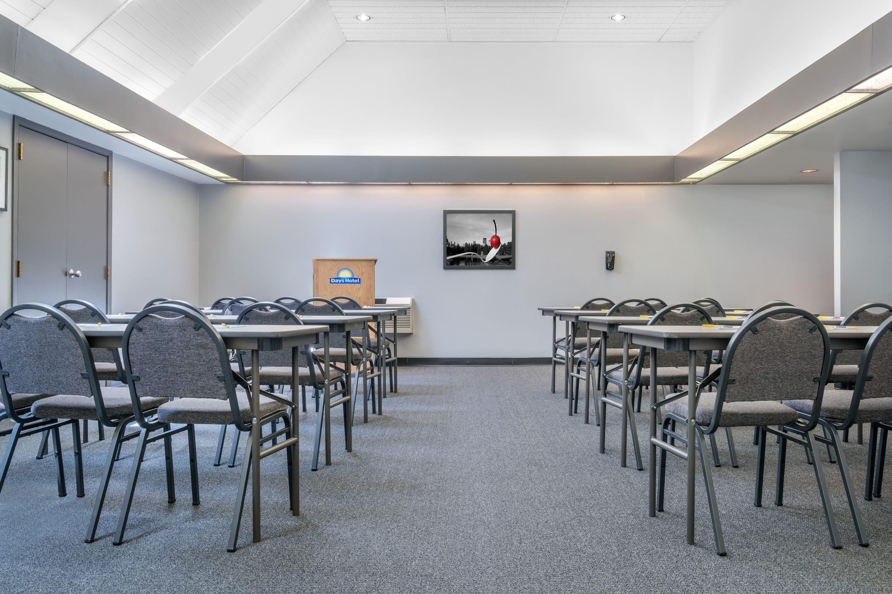 Meeting Room | Days Hotel by Wyndham University Ave SE