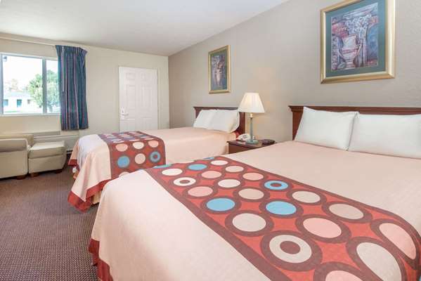  - Super 8 Motel Centerville - I-70, Exit 145