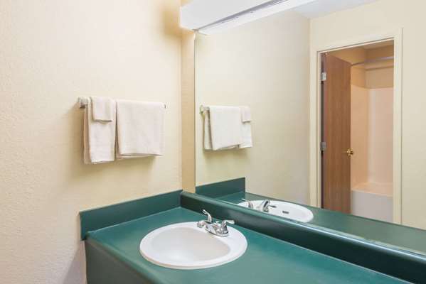  - Super 8 Motel Centerville - I-70, Exit 145