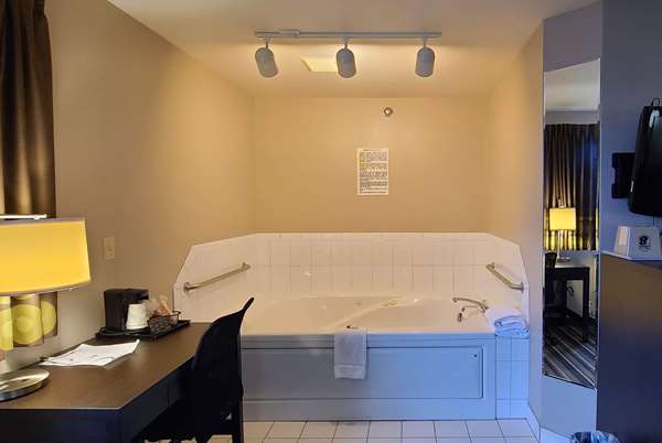 Suite - Super 8 Hotel Brookings - I-29, Exit 132