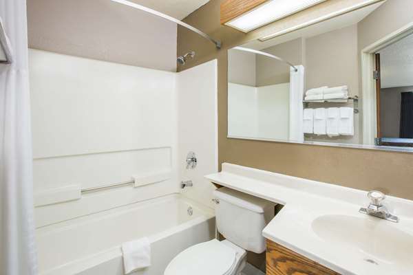  - Super 8 Hotel Brookings - I-29, Exit 132