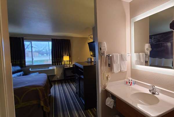 Suite - Super 8 Hotel Brookings - I-29, Exit 132