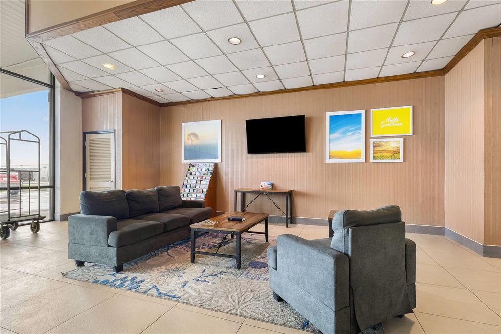 DAYS INN BY WYNDHAM, MADISONVILLE-guestroom-Sitting area,On-Site.jpg