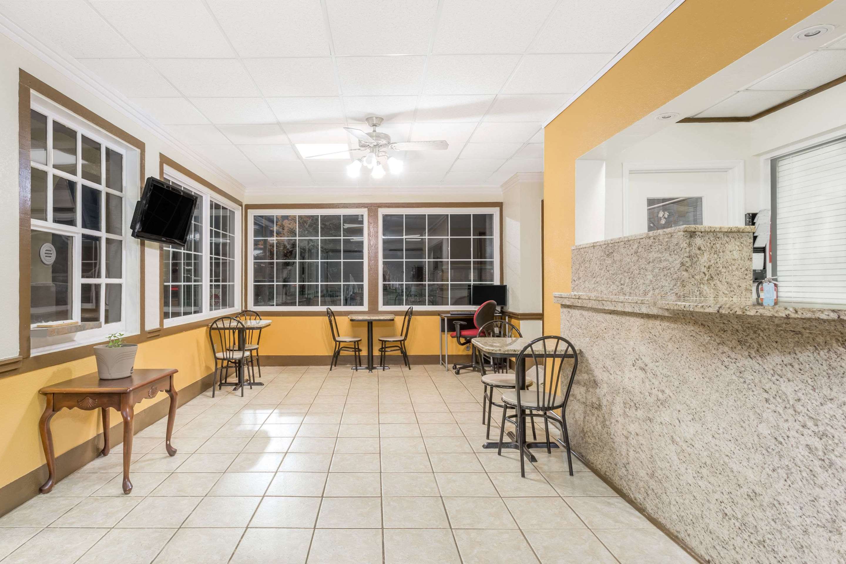 Lobby | Super 8 by Wyndham Santee