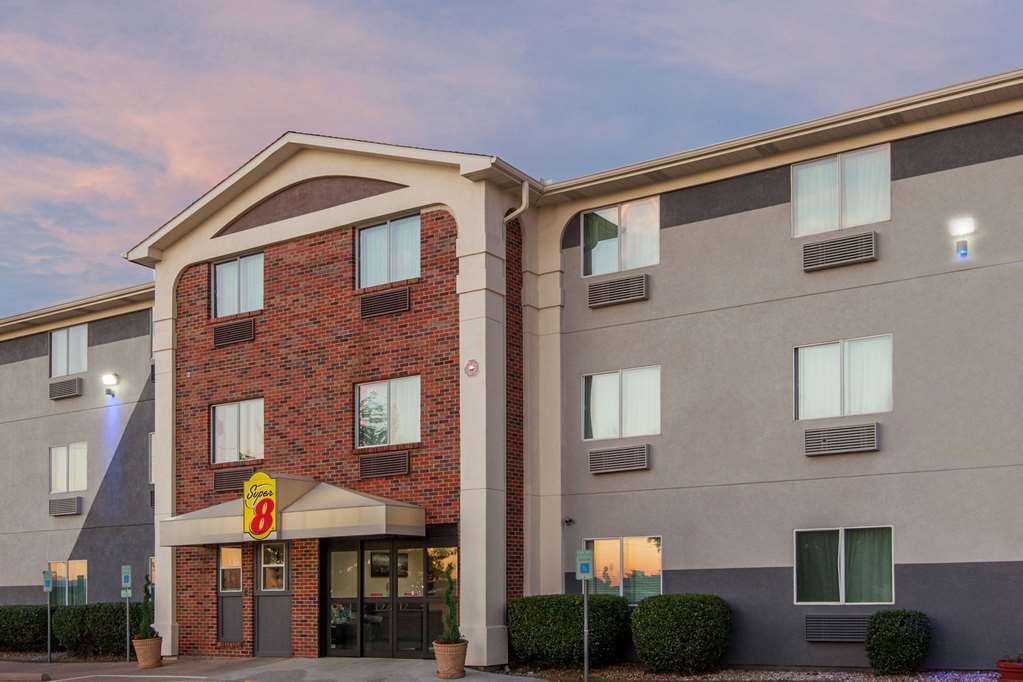 Super 8 (Wyndham) Bedford, TX, DFW-West