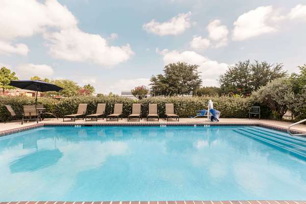 Pool - Super 8 Hotel DFW Airport Northwest Grapevine