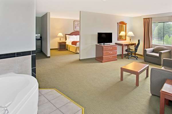 Suite - Days Inn & Suites Laurel