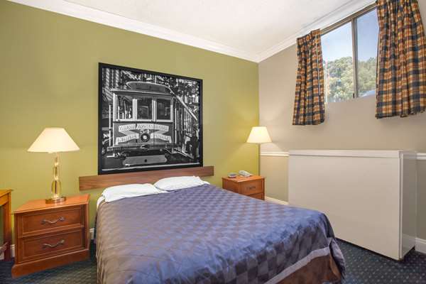  - Super 8 Hotel Downtown Hayward