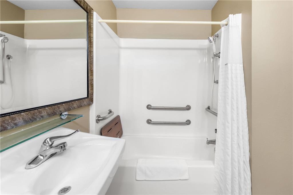 SUPER 8 BY WYNDHAM BELLEFONTAINE-guestroom-Guest Room,Bathroom,Accessibility,On-Site.jpg