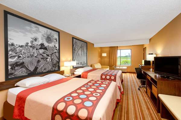Suite - Super 8 Hotel 9th Street Salina - I-70, Exit 252