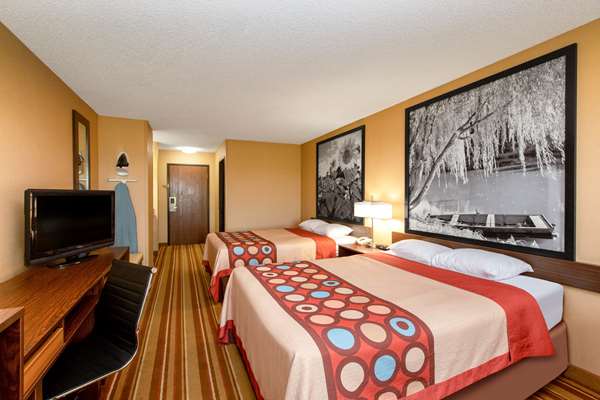 Suite - Super 8 Hotel 9th Street Salina - I-70, Exit 252