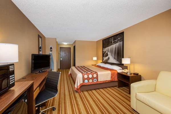 Suite - Super 8 Hotel 9th Street Salina - I-70, Exit 252