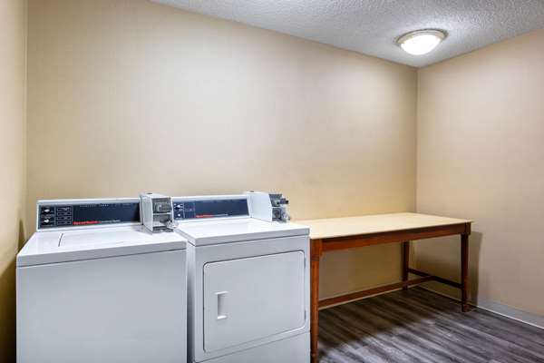 Amenities - Super 8 Hotel 9th Street Salina - I-70, Exit 252