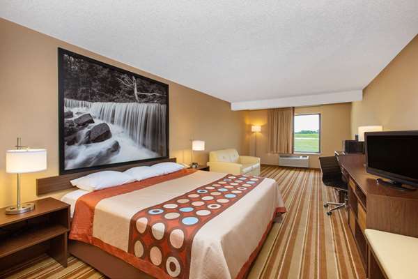 Suite - Super 8 Hotel 9th Street Salina - I-70, Exit 252