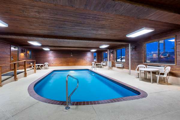 Pool - Super 8 Hotel 9th Street Salina - I-70, Exit 252