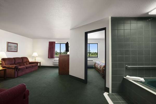 Suite - Super 8 Hotel Bowling Green
