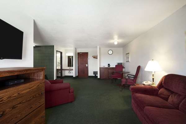 Suite - Super 8 Hotel Bowling Green
