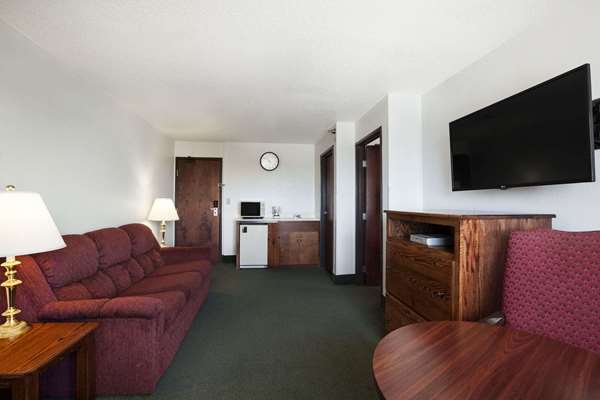 Suite - Super 8 Hotel Bowling Green