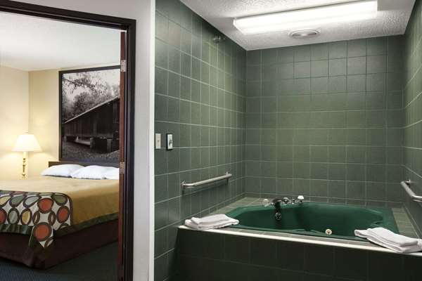 Suite - Super 8 Hotel Bowling Green