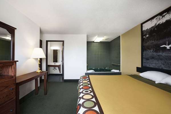 Suite - Super 8 Hotel Bowling Green