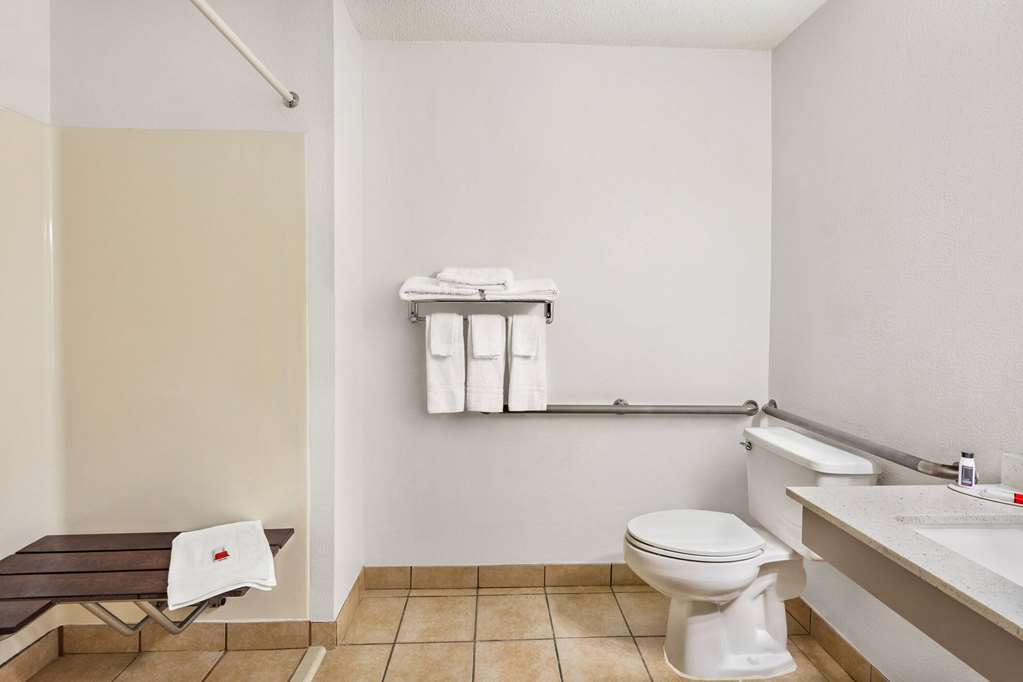 SUPER 8 BY WYNDHAM ANKENY/DES MOINE-guestroom-Guest Room,Bathroom,Tub,Accessibility,On-Site.jpg