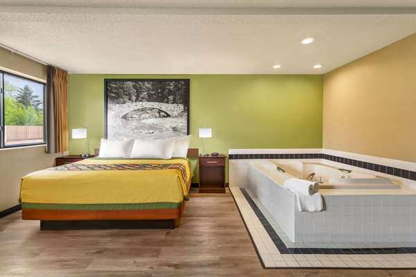 Suite - Super 8 Hotel Ankeny - I-35, Exit 92