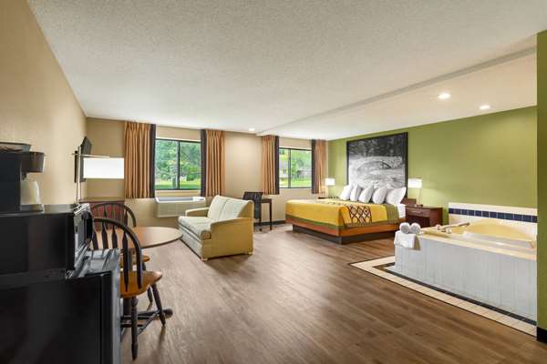 Suite - Super 8 Hotel Ankeny - I-35, Exit 92