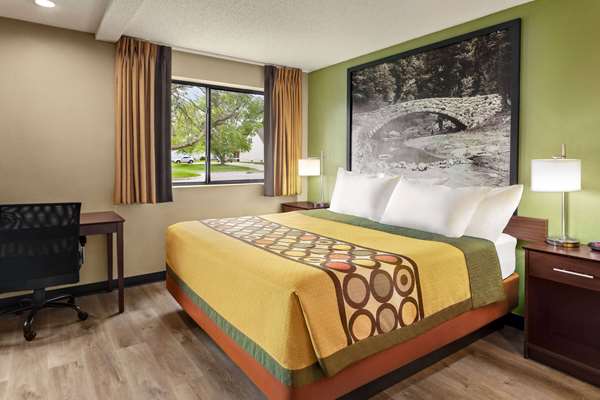 Suite - Super 8 Hotel Ankeny - I-35, Exit 92