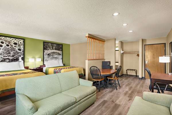 Suite - Super 8 Hotel Ankeny - I-35, Exit 92