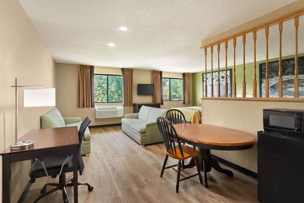 Suite - Super 8 Hotel Ankeny - I-35, Exit 92