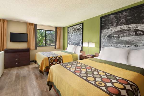 Suite - Super 8 Hotel Ankeny - I-35, Exit 92