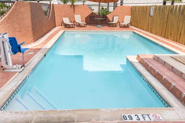 Pool - Super 8 Motel NASA Clear Lake Houston